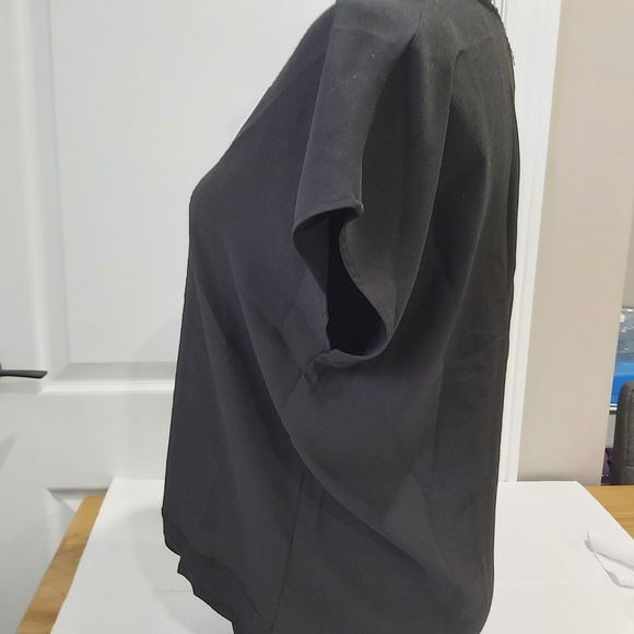 Gently once used Mattison V-neck short sleeve top, Size: small-medium fit - Picture 5 of 9